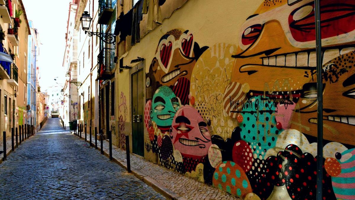 un vicolo con un muro coperto di graffiti