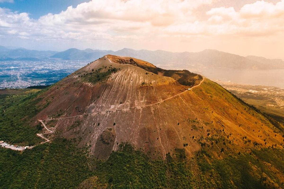 una montagna con una strada in cima