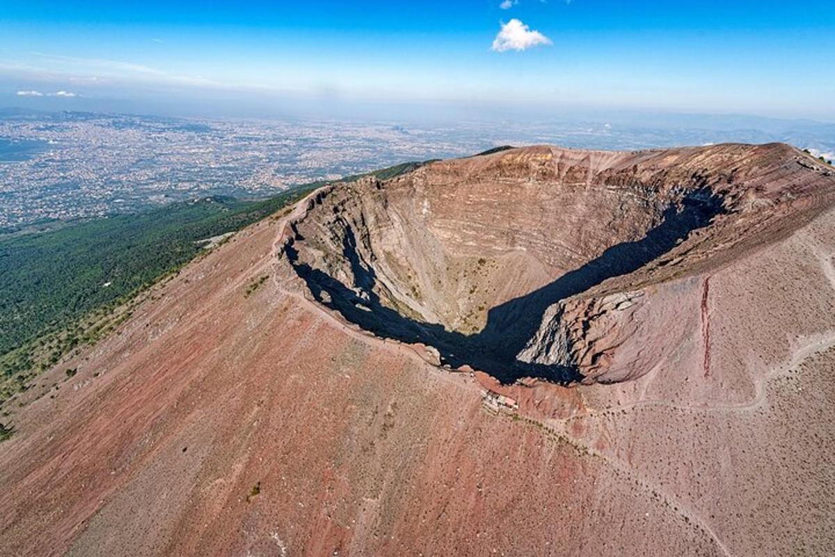 una vista aerea di una montagna con una città