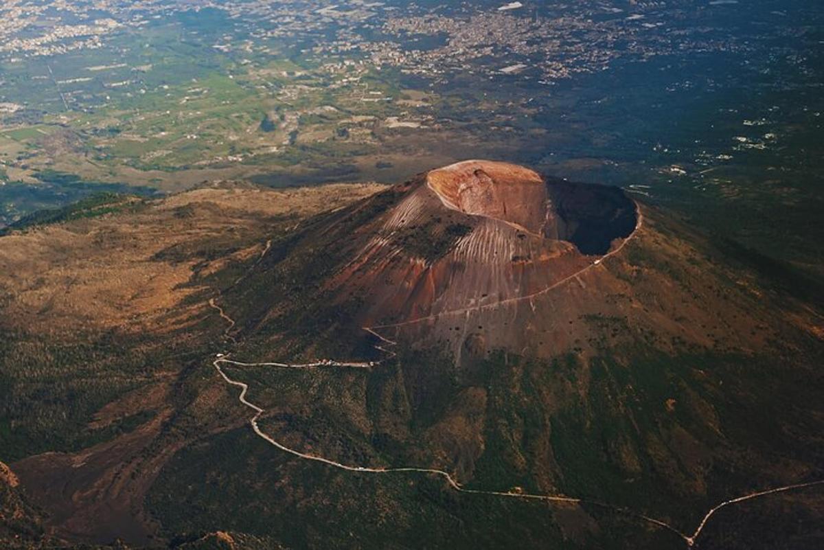 una vista aerea di una montagna con una strada su di essa