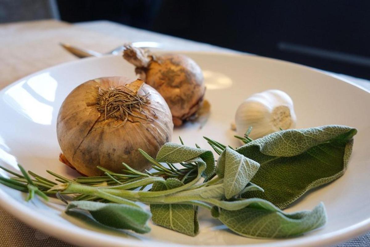um prato branco com cebolas e vegetais sobre uma mesa