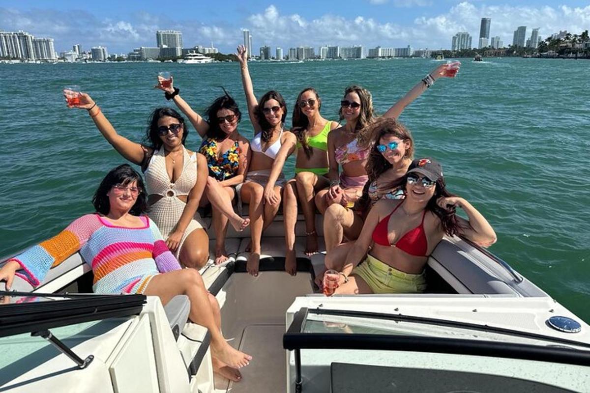 un gruppo di donne in costume da bagno su una barca
