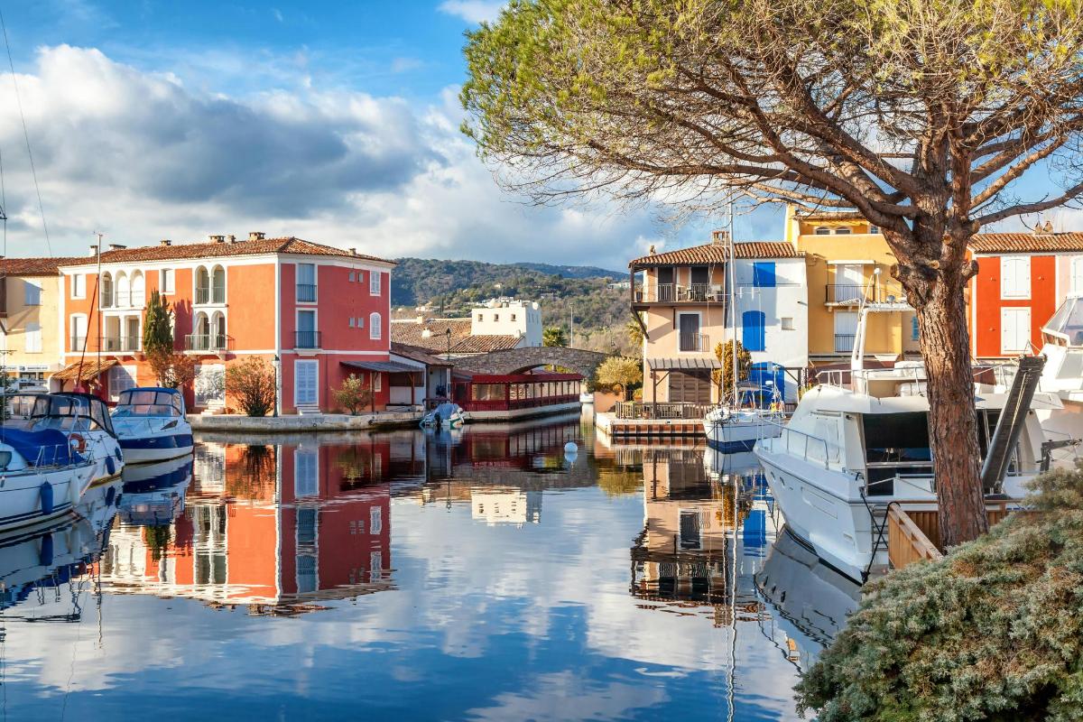 μια ομάδα σκαφών αγκυροβολημένη σε ένα κανάλι με κτίρια