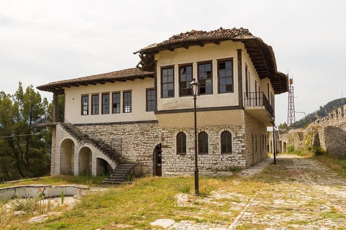una casa su una collina con