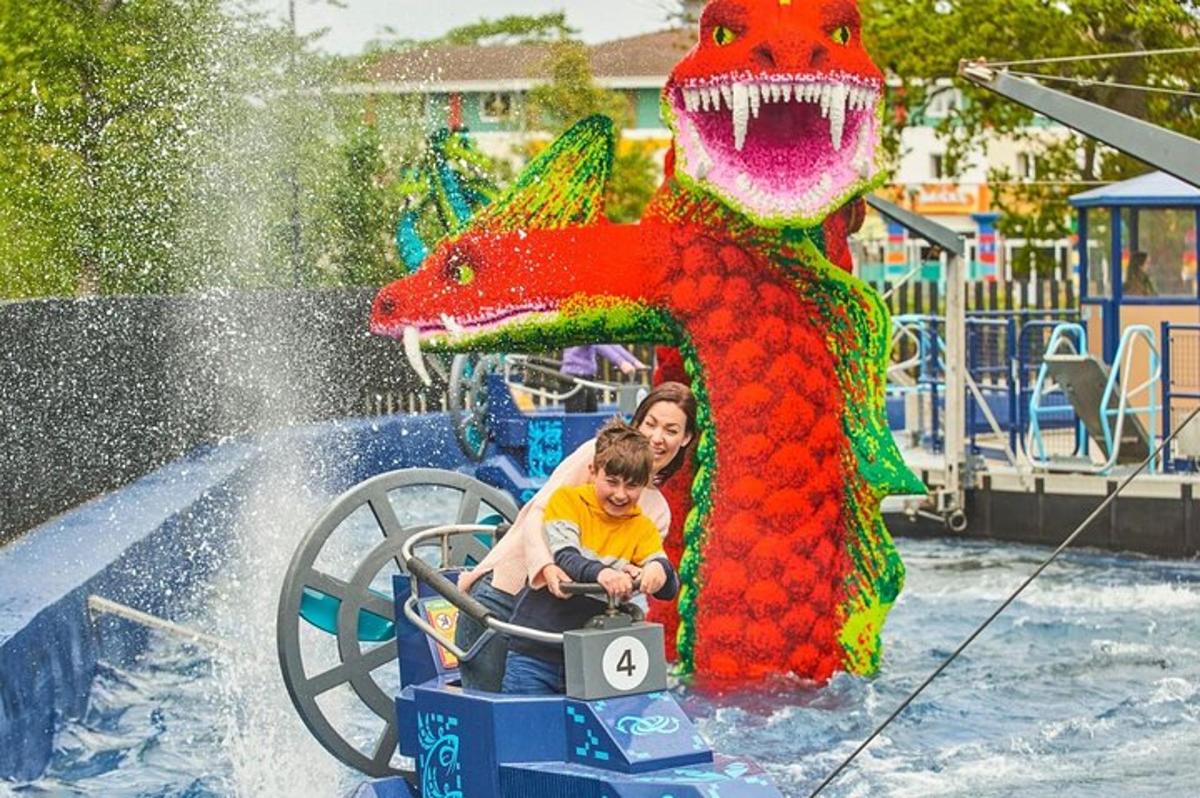 žena a dítě na vodní atrakci v aquaparku