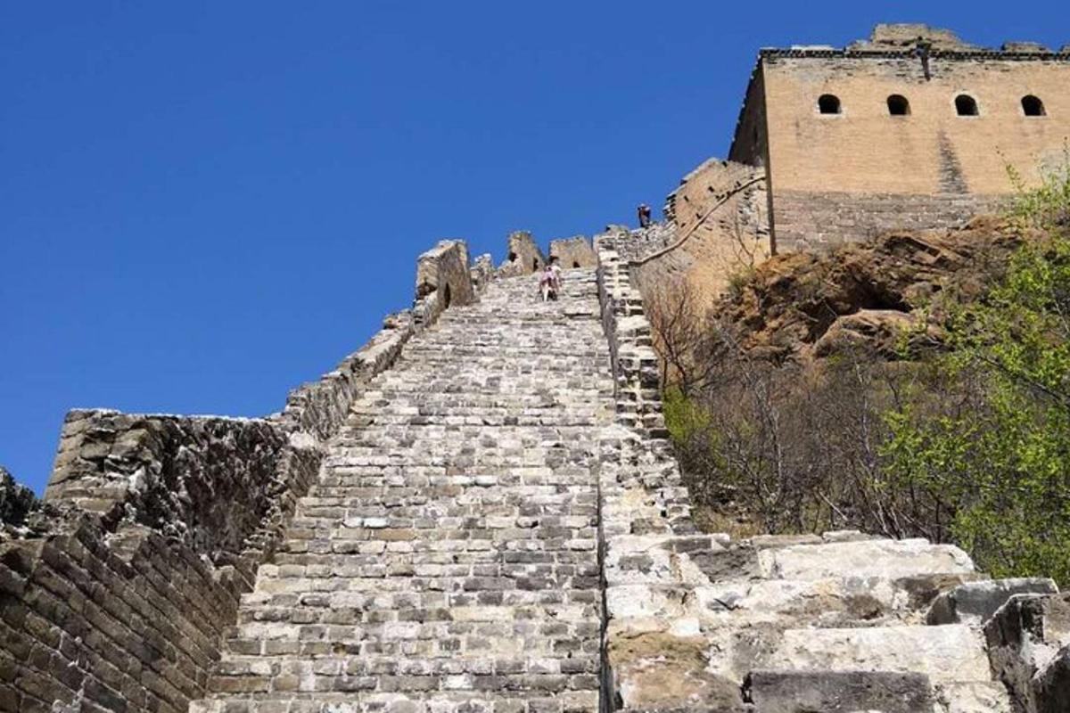 uma imagem da grande muralha da china