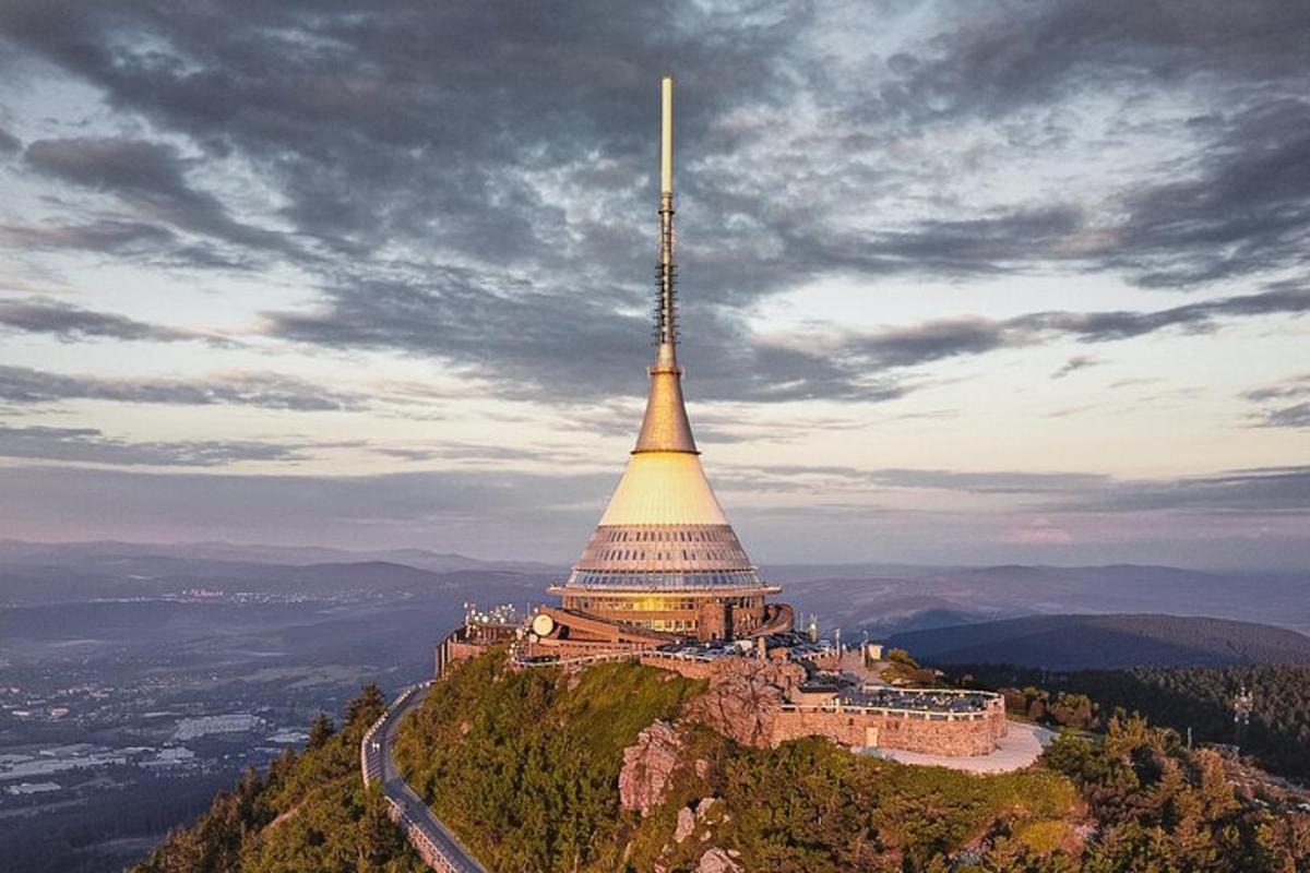 budova na vrcholu hory s věží