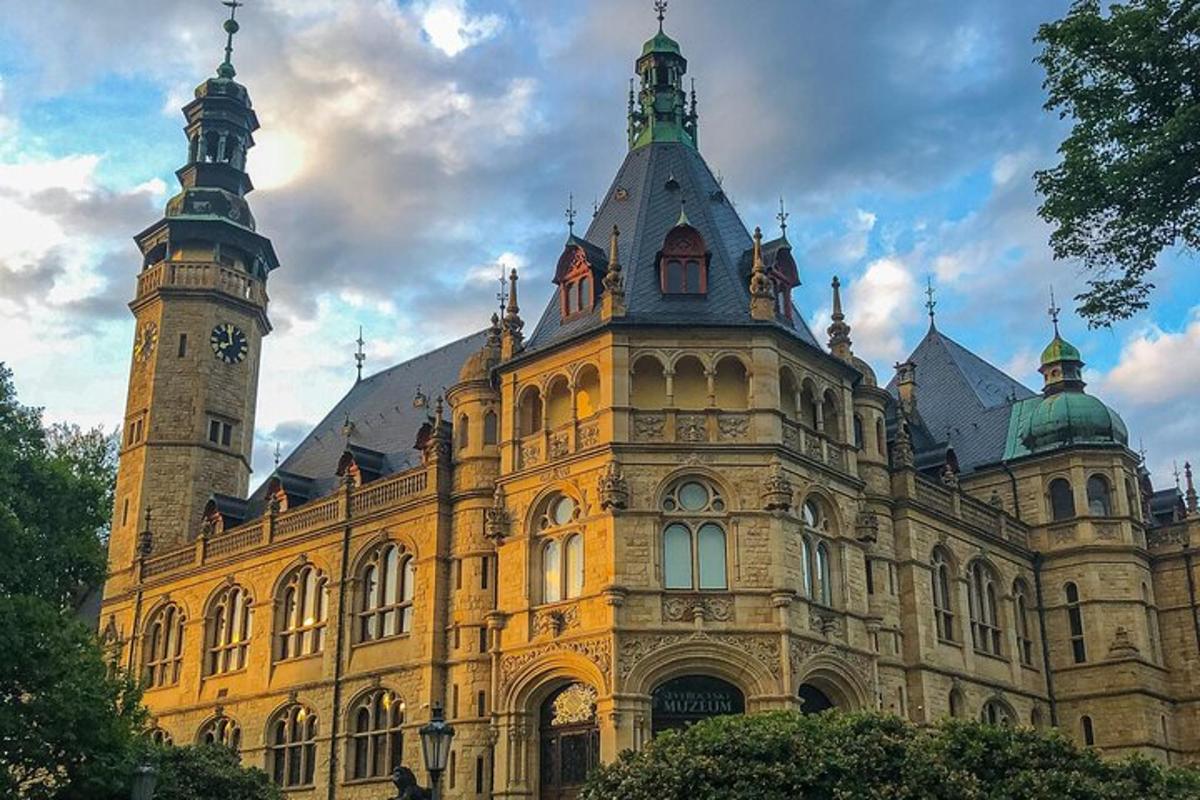 duży budynek z wieżą zegarową na szczycie