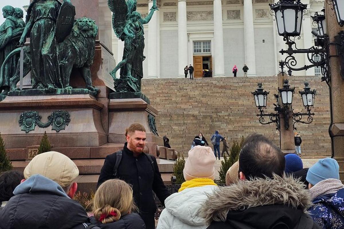 en mann som står foran en folkemengde
