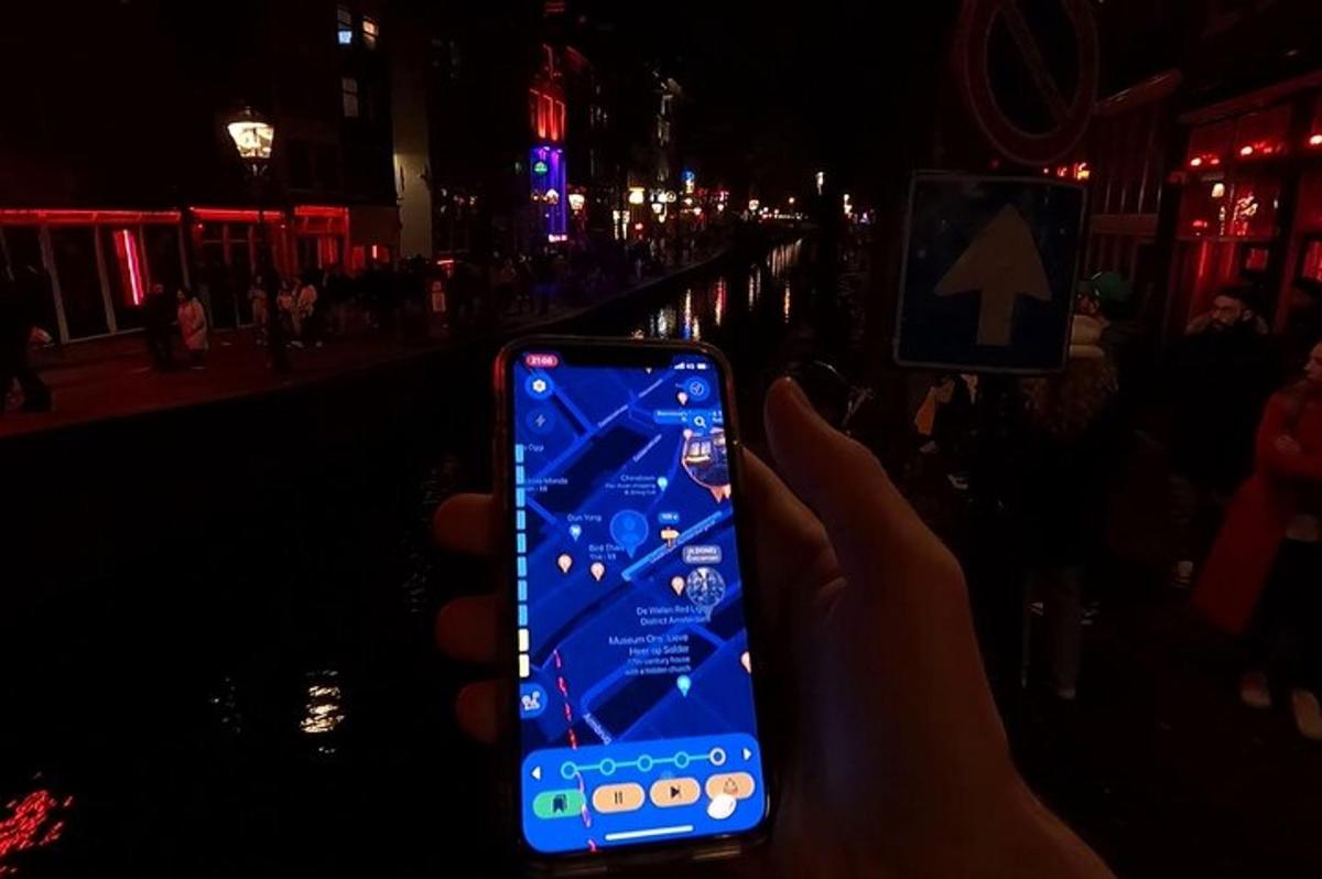 אדם המחזיק טלפון סלולרי בחושך