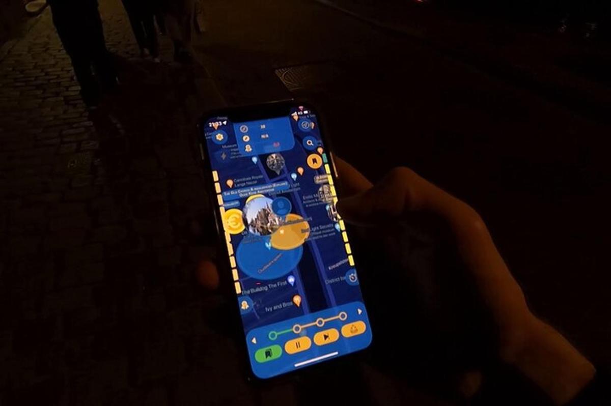 una persona que sostiene un control remoto en su mano
