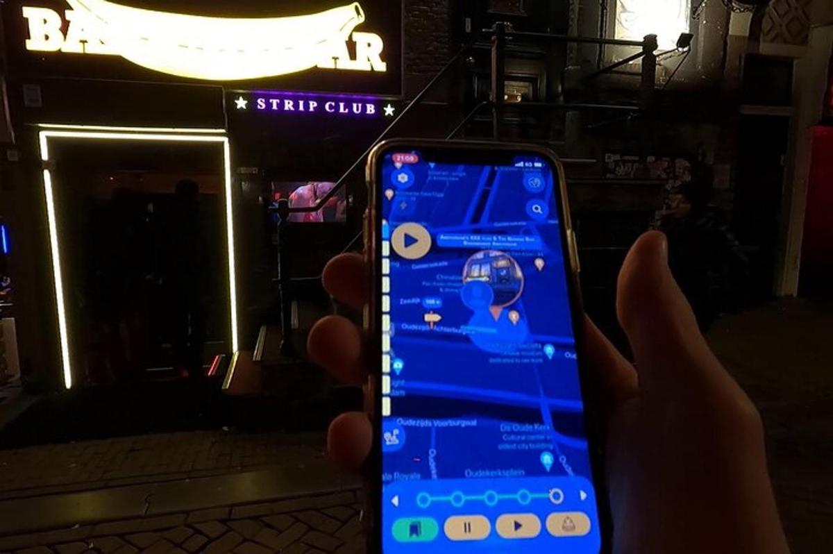 una persona che tiene in mano un telefono cellulare