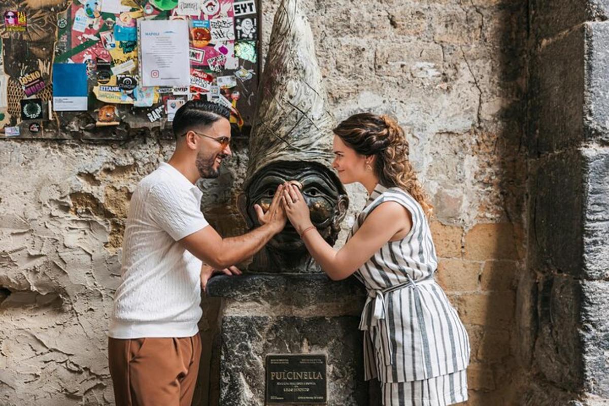 un uomo e una donna in piedi accanto a una fontana