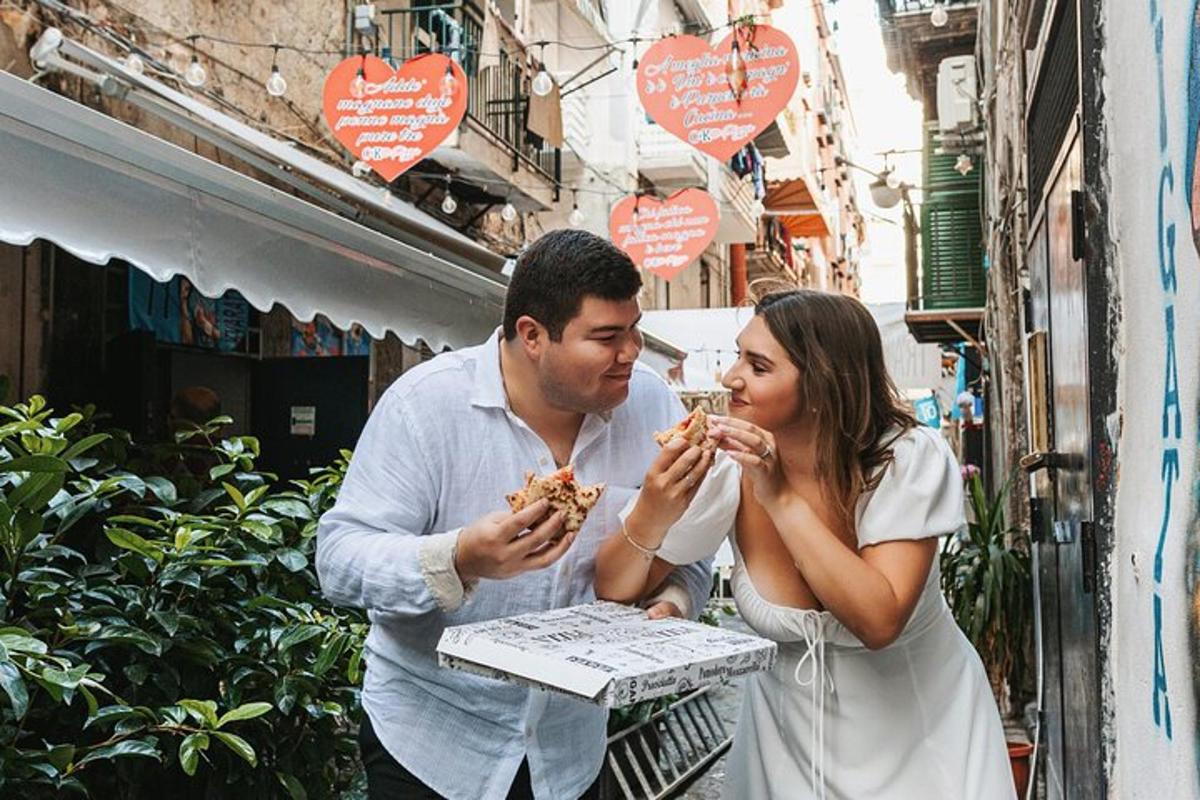 un uomo e una donna che mangiano cibo per strada