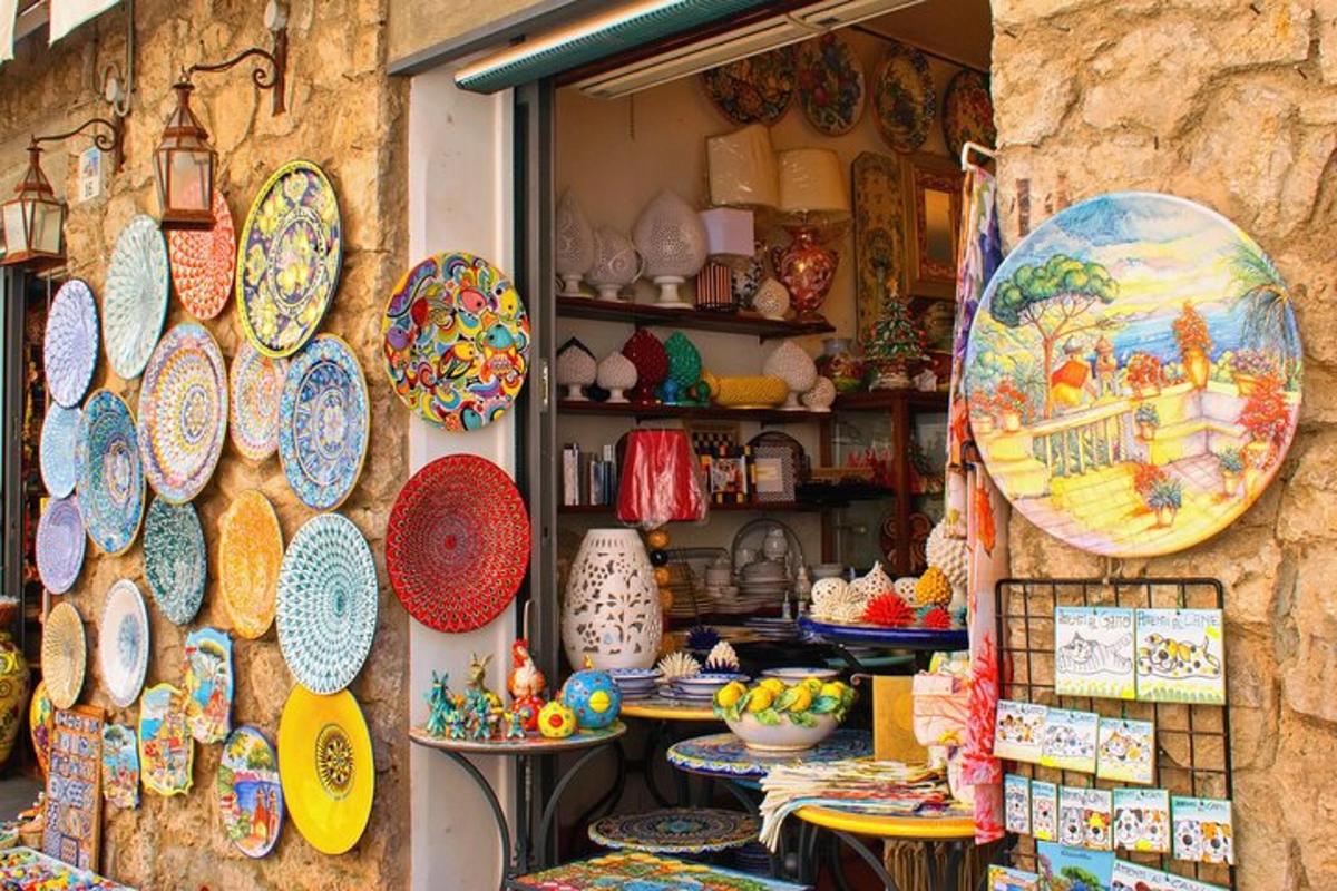 Una tienda con platos y cuencos en la pared.