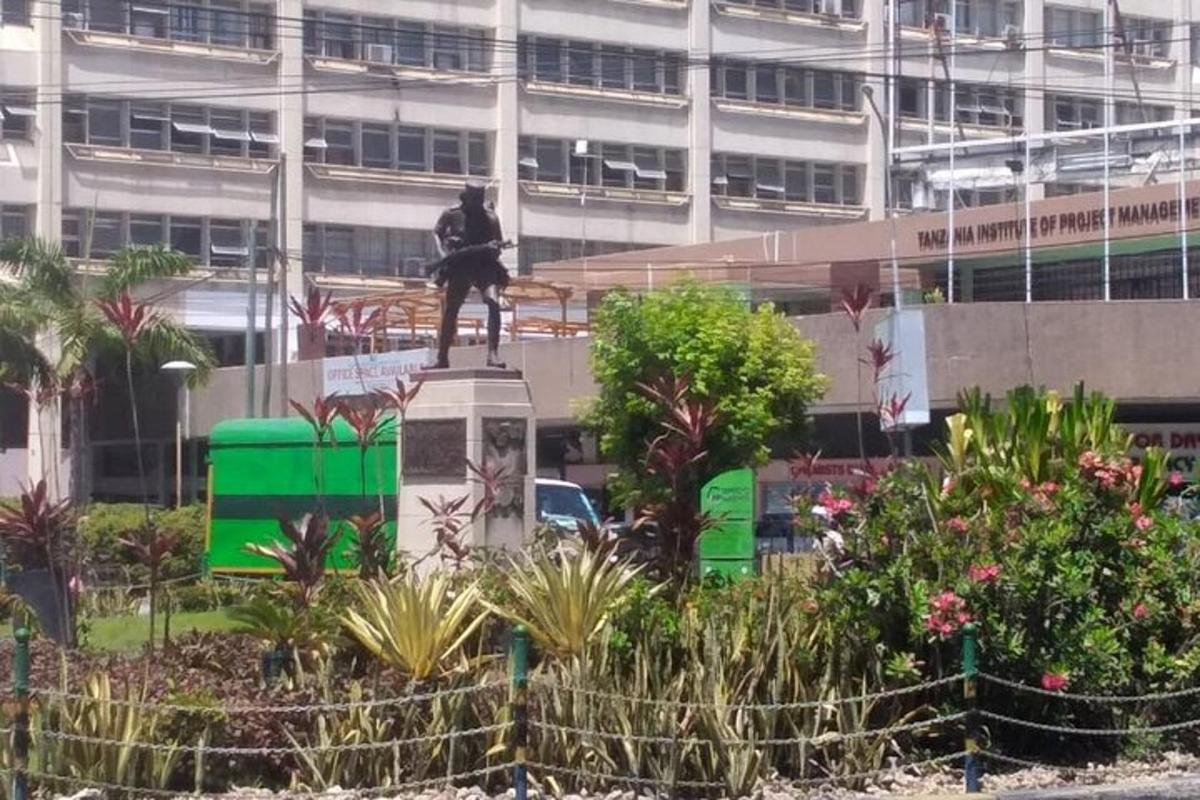 Una estatua de un hombre a caballo frente a un edificio.