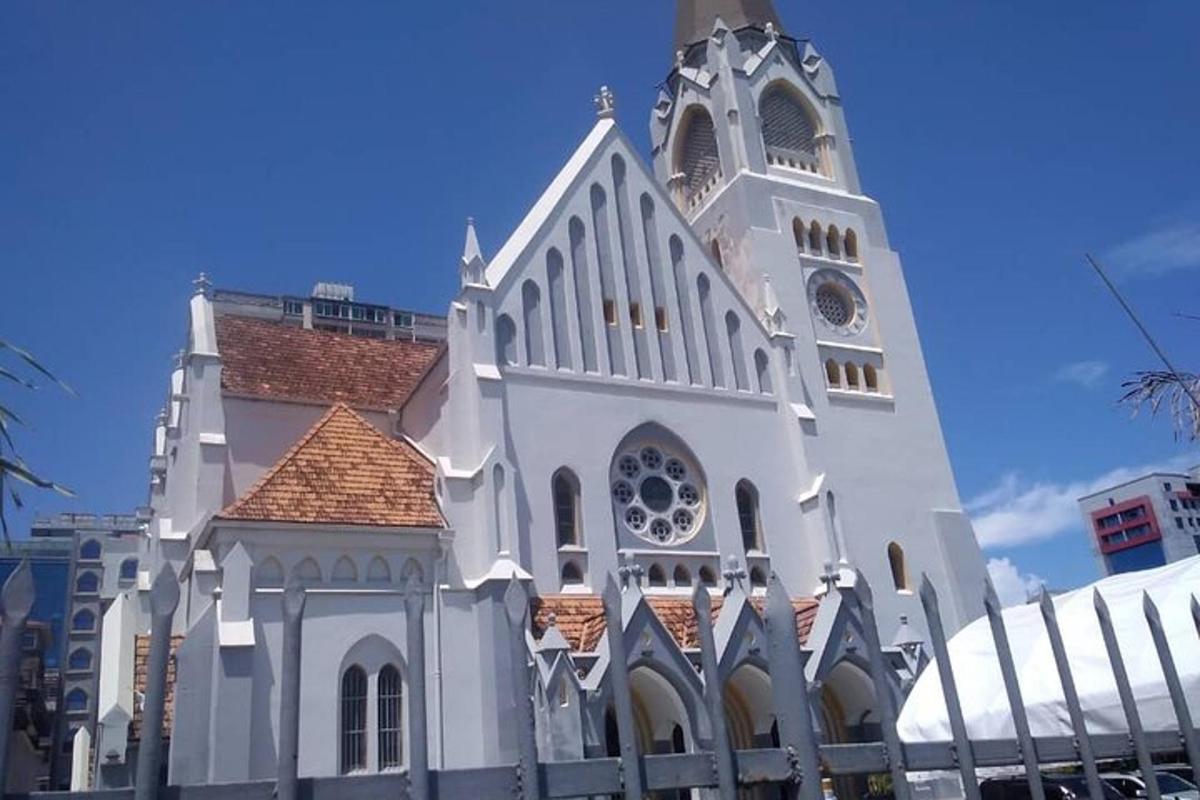 velika bela cerkev z urnim stolpom