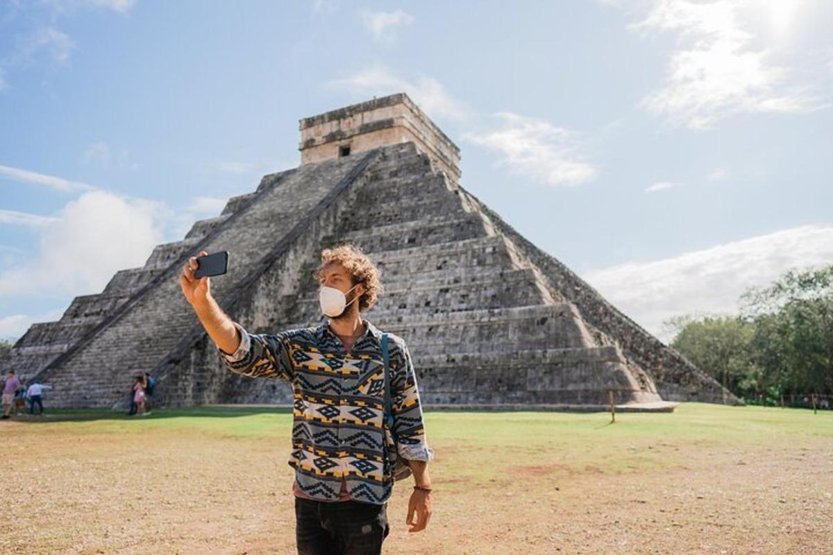 un uomo che indossa una maschera in piedi davanti a una piramide