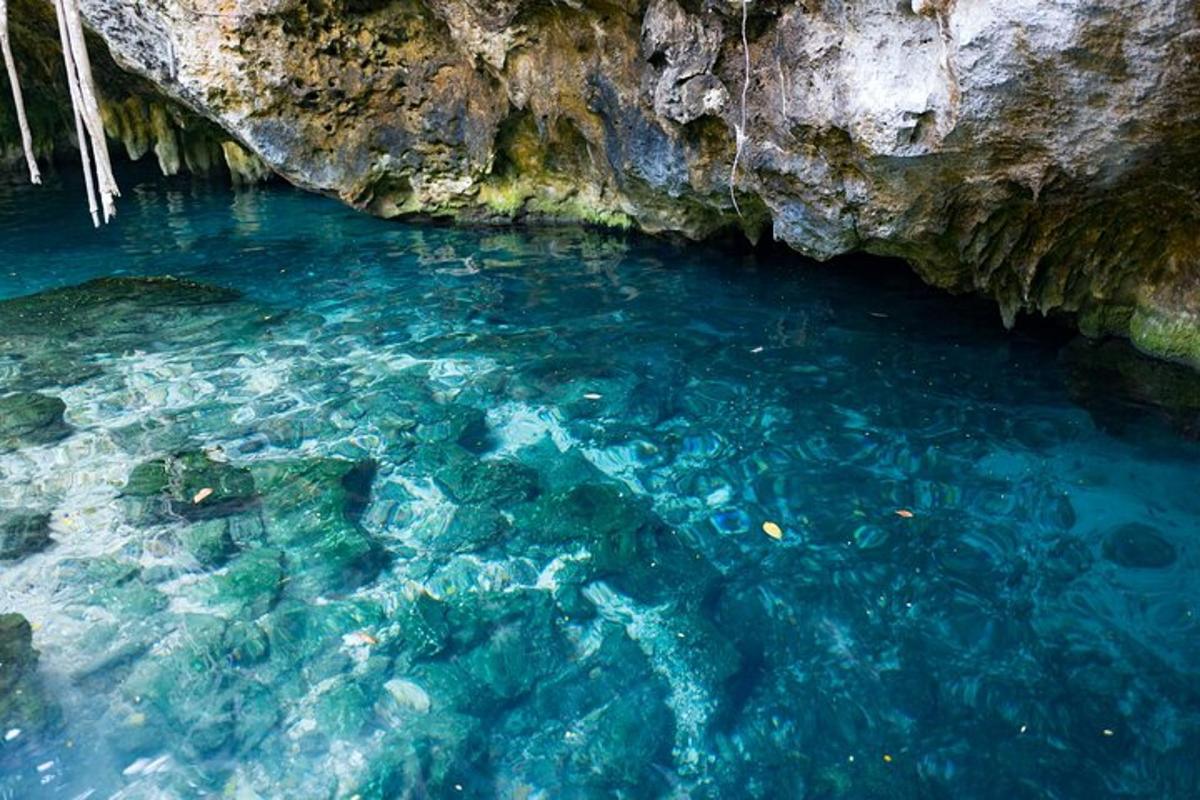 kolam air biru jernih di dalam gua