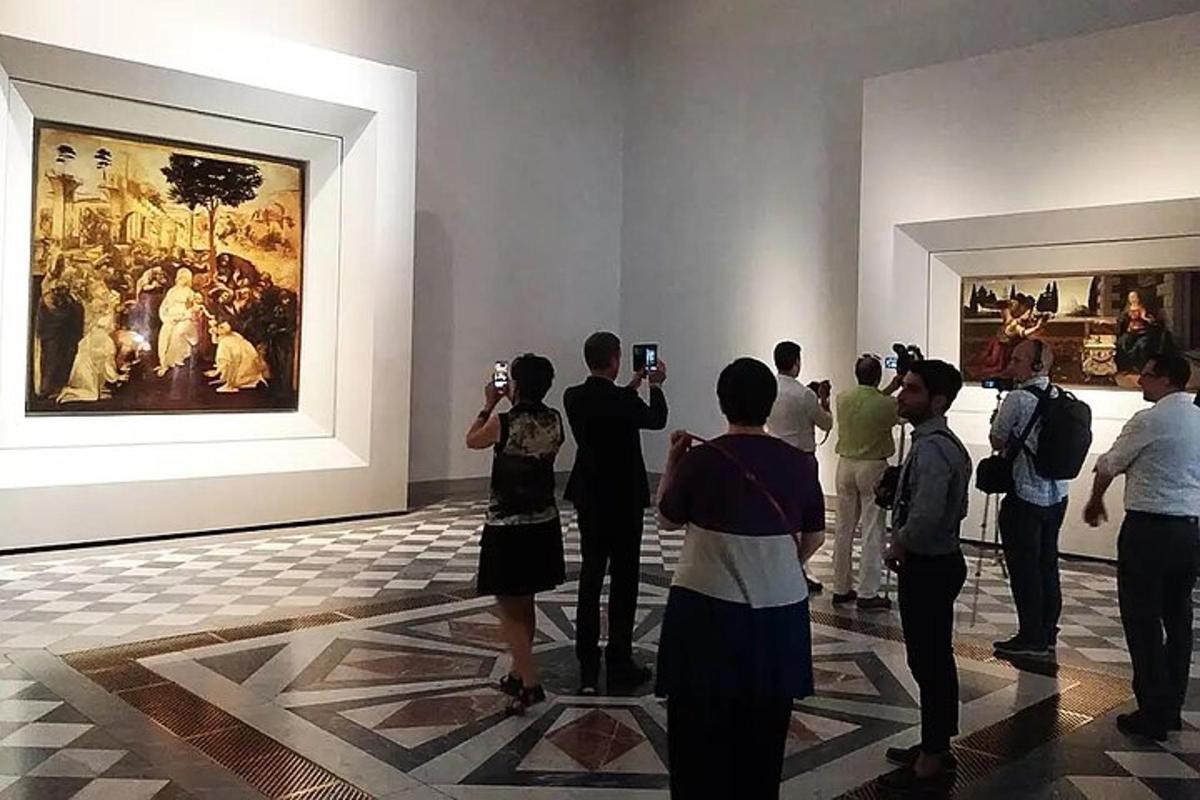 skupina lidí fotografujících obraz v muzeu