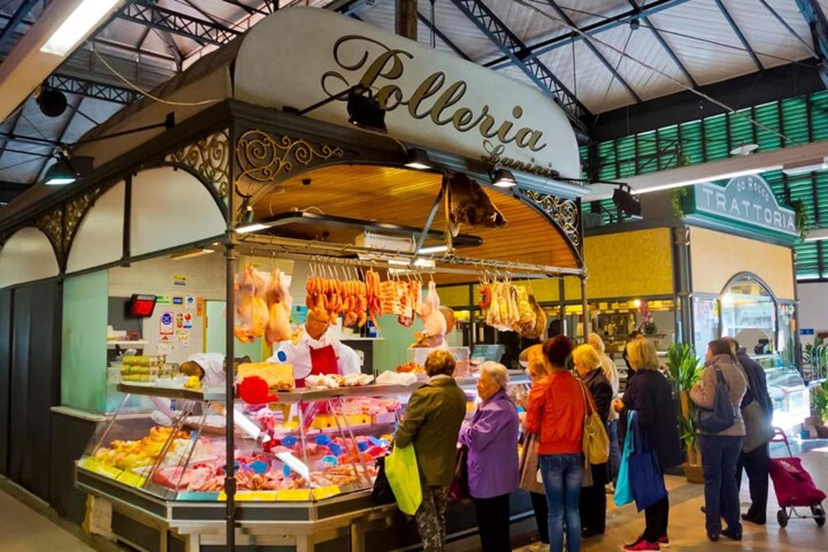 un grup de persones dretes davant d'un mercat