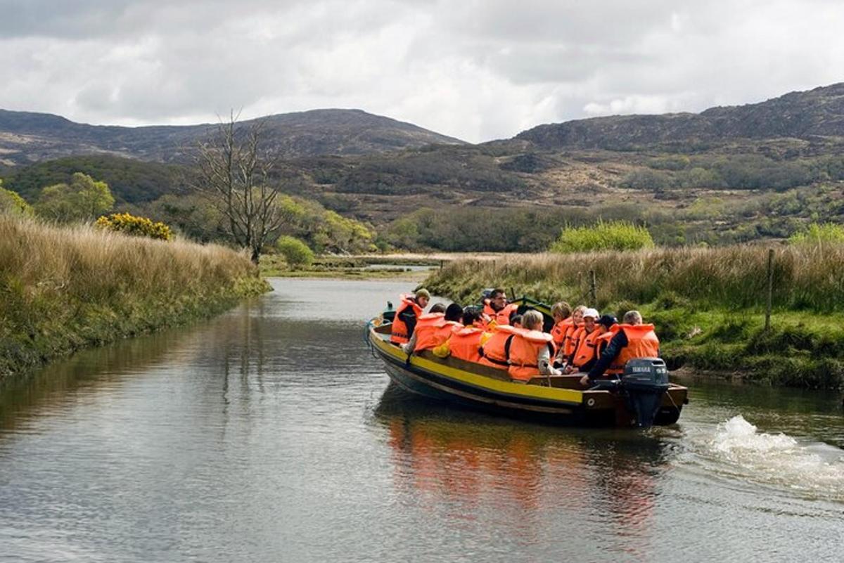 een groep mensen in een vlot op een rivier
