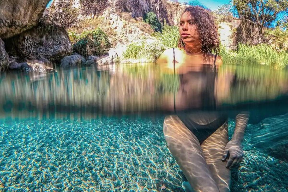 una donna seduta su una tavola da surf in acqua