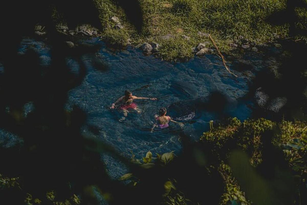 due persone stanno nuotando in un fiume