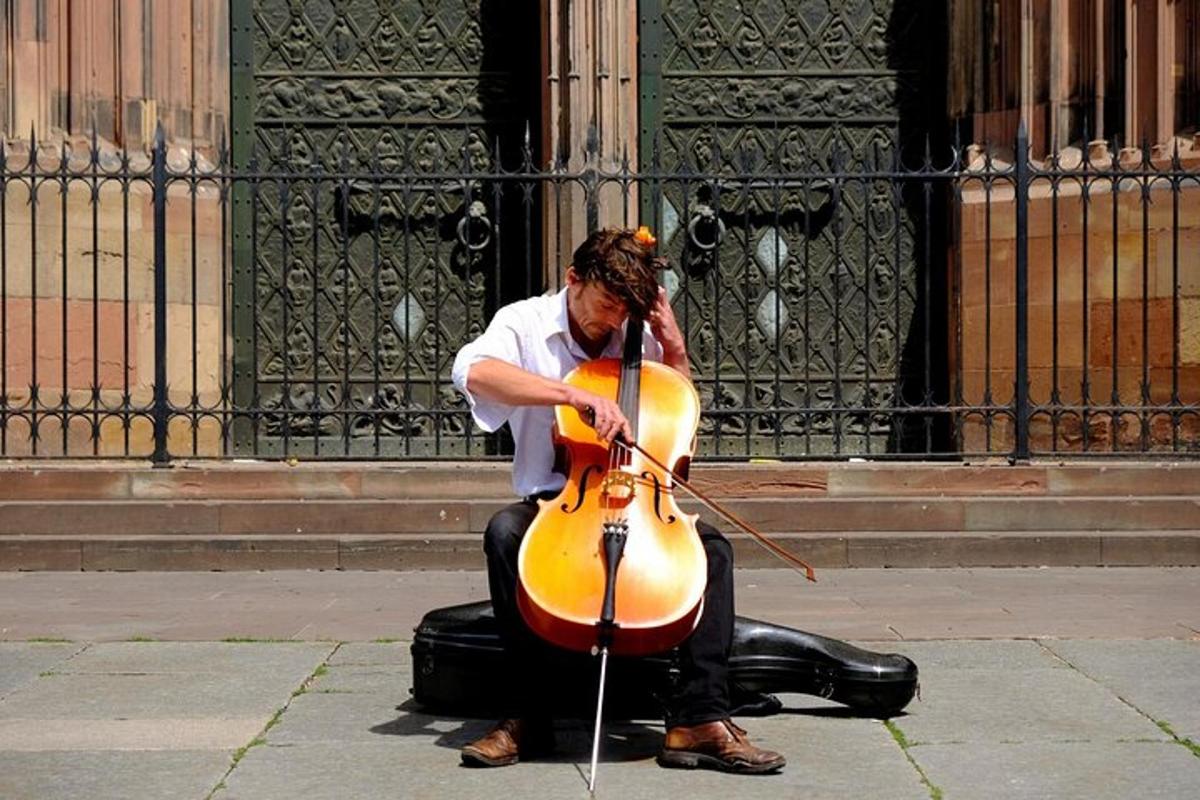 un uomo che suona il violoncello per strada