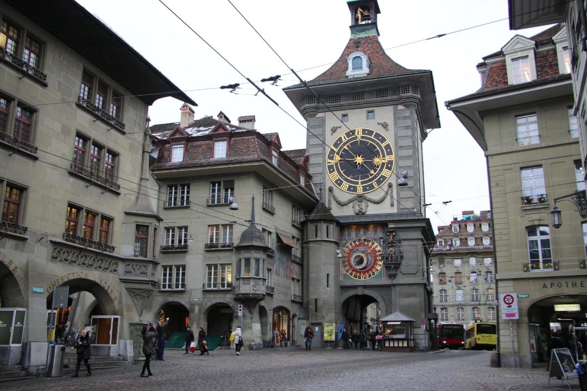 una grande torre dell'orologio al centro di un edificio