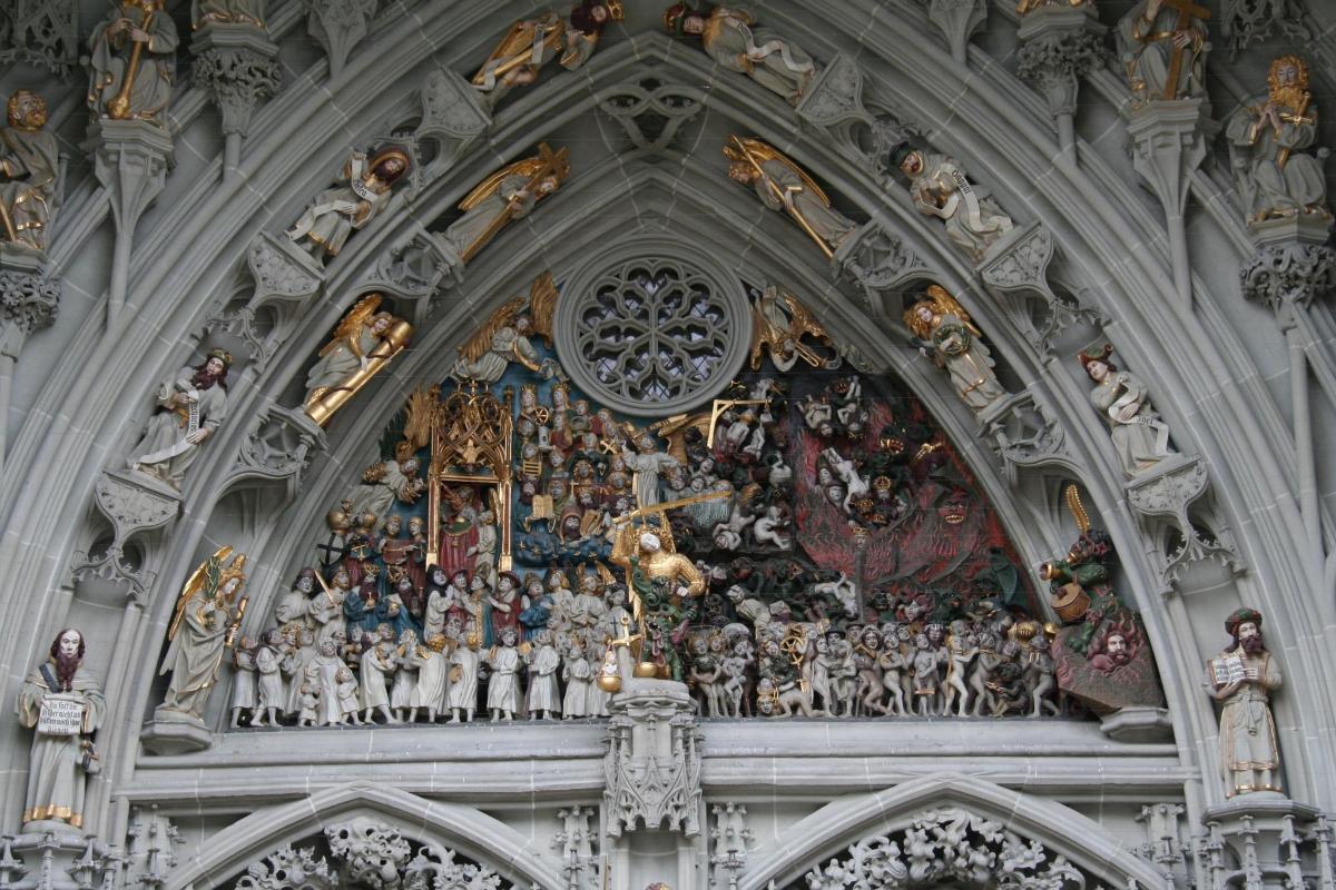 un dipinto sul soffitto di una cattedrale
