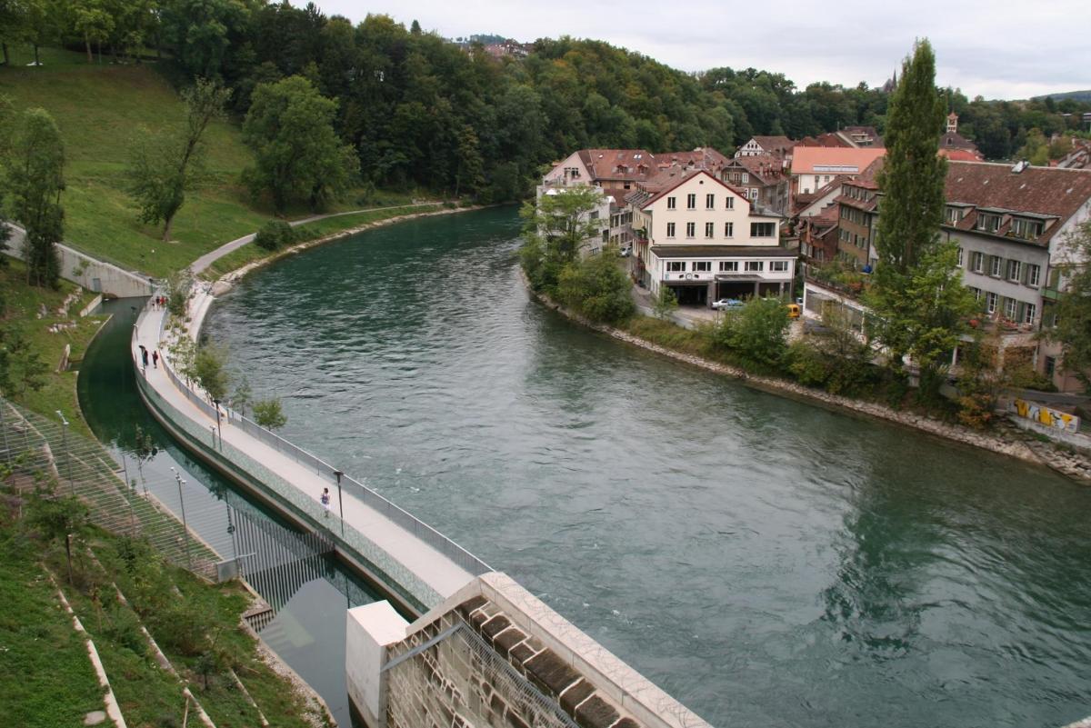 una vista di un fiume con edifici e un ponte