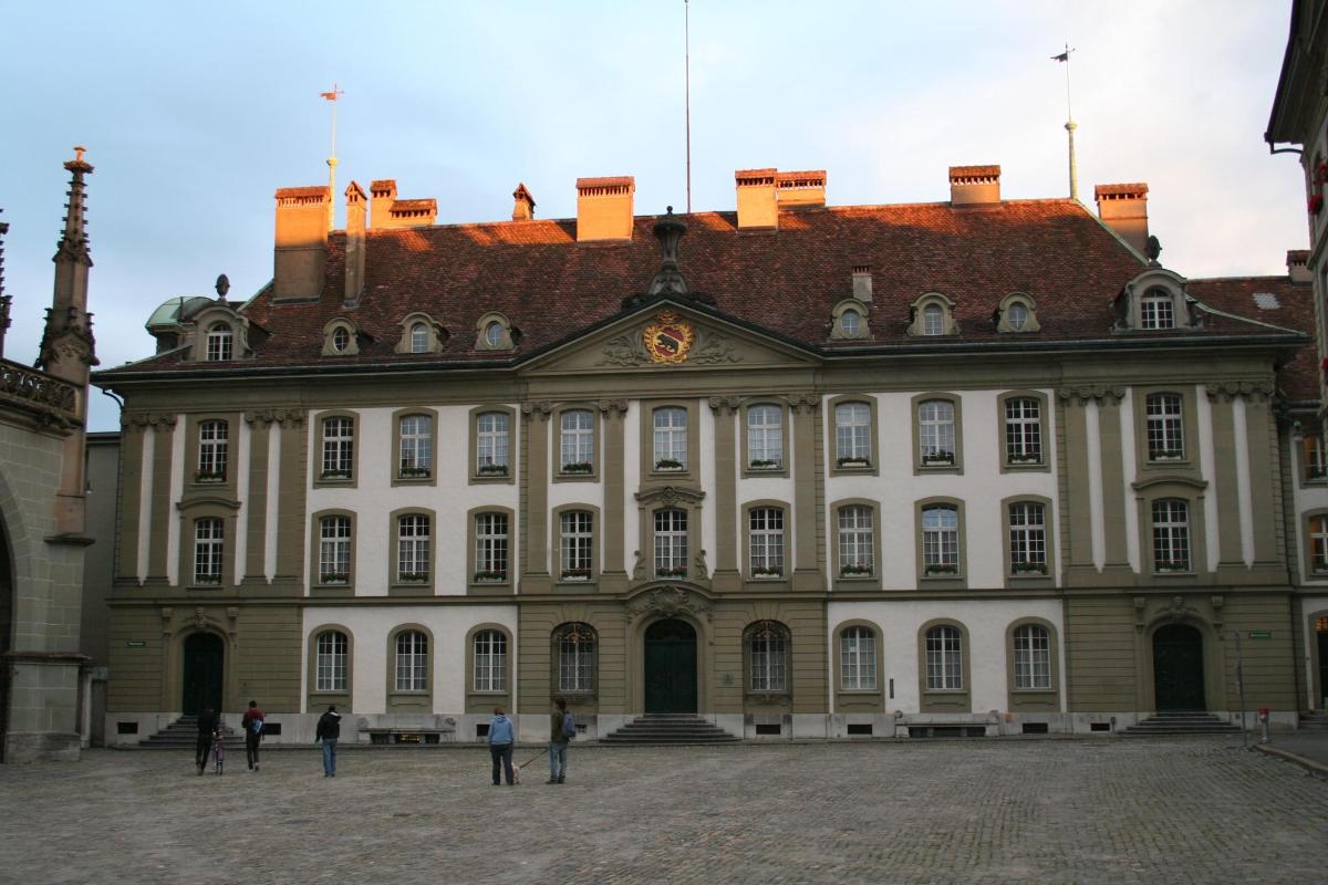 un grande edificio con persone in piedi di fronte