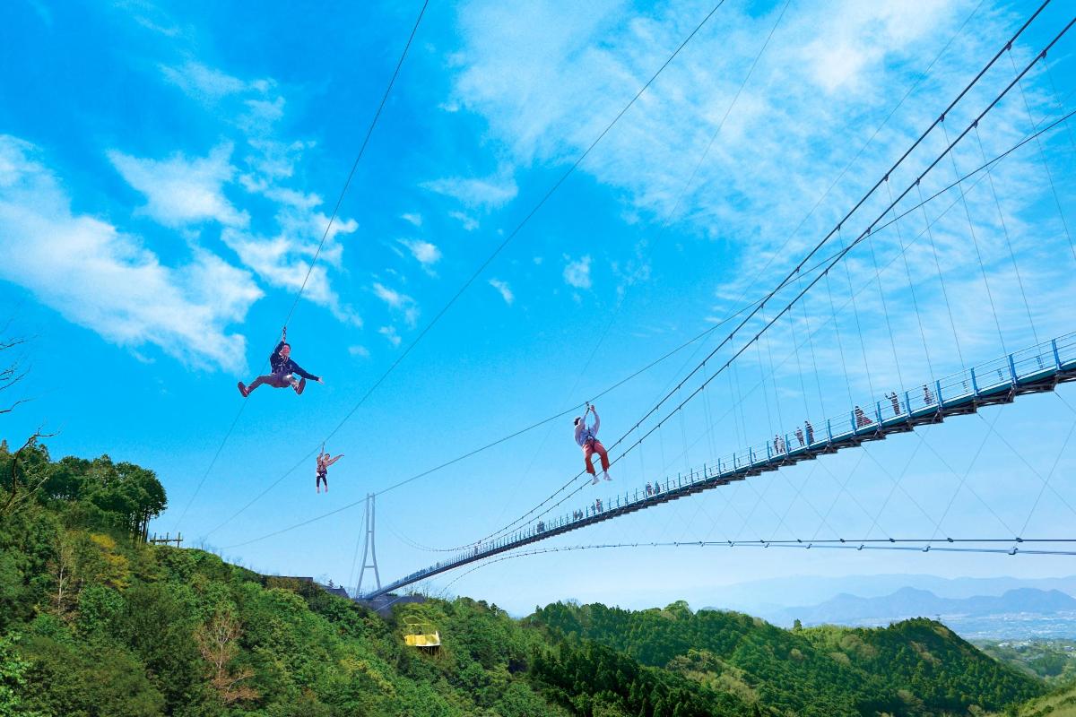 eine Gruppe von Menschen, die über eine Hängebrücke springen