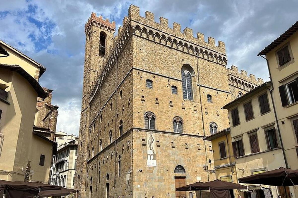 um grande edifício de tijolos com uma torre de relógio