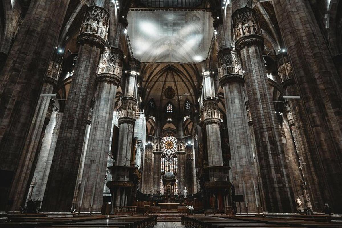 una grande cattedrale con colonne e un grande altare