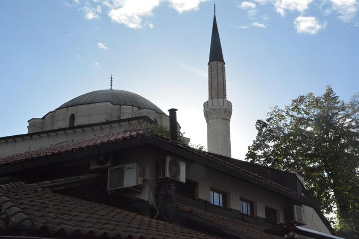 mošee, mille hoone katusel on minarett