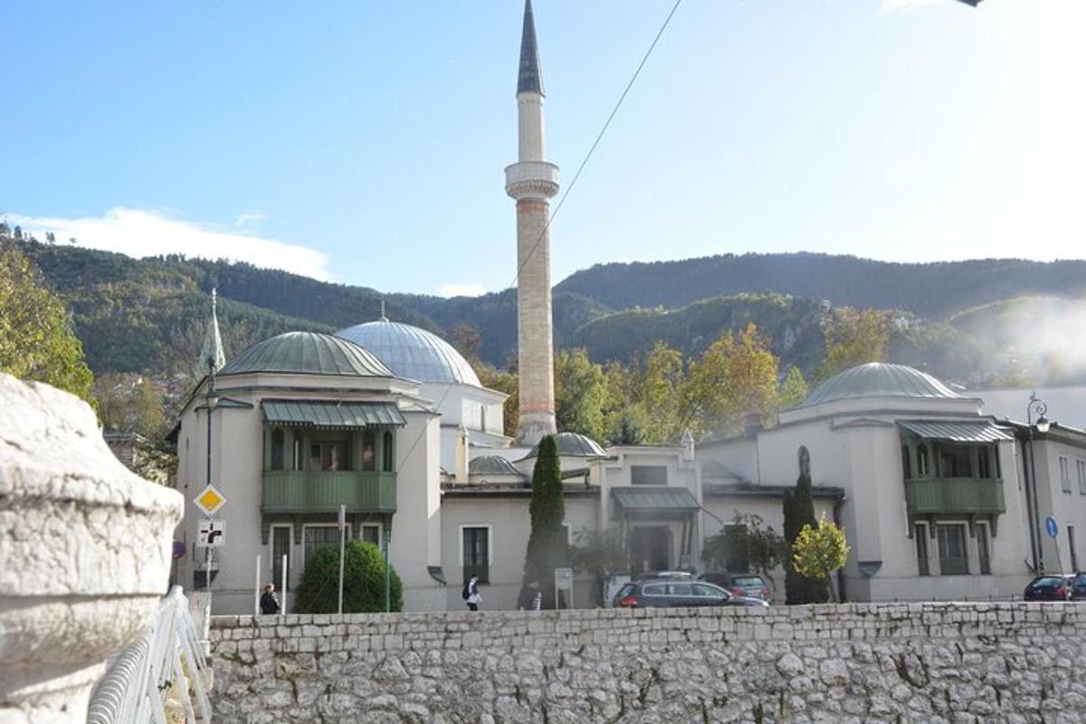 uma mesquita com um minarete em frente a um edifício