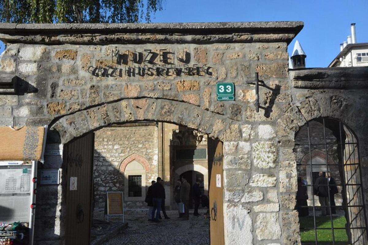 uma entrada para um edifício de pedra com um arco