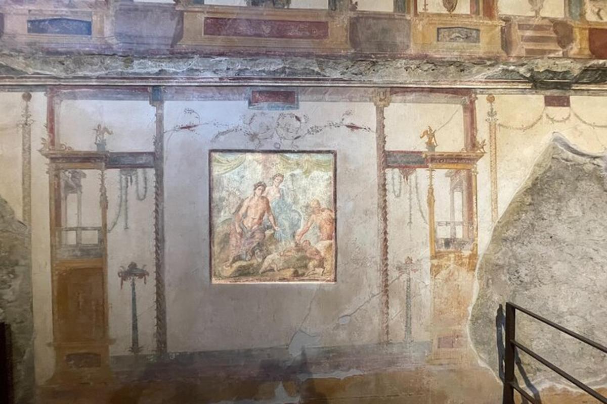 una pintura al costat d'una paret amb finestres