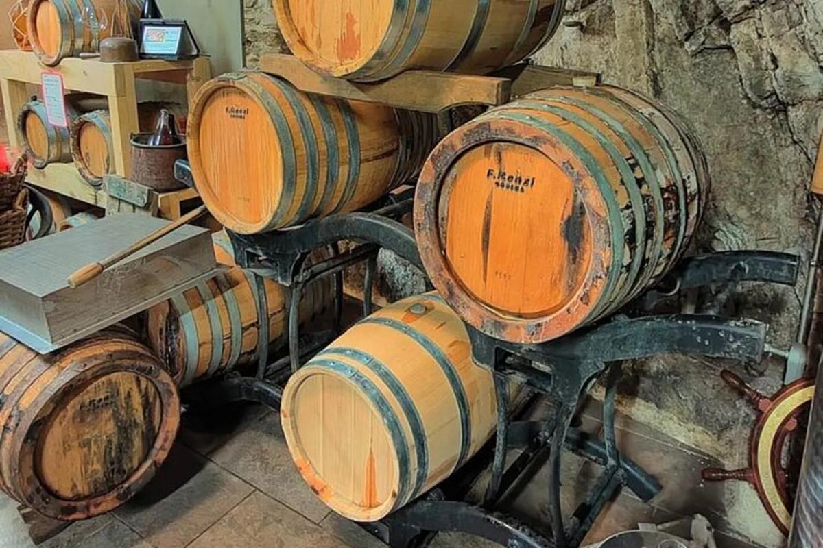 una pila di barili di legno accatastati l'uno sull'altro