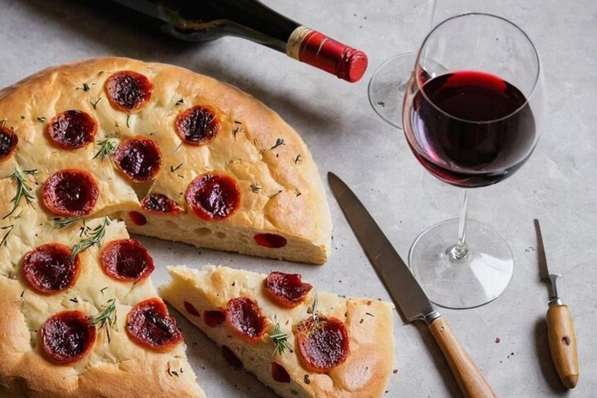 un tavolo con una pizza e un bicchiere di vino