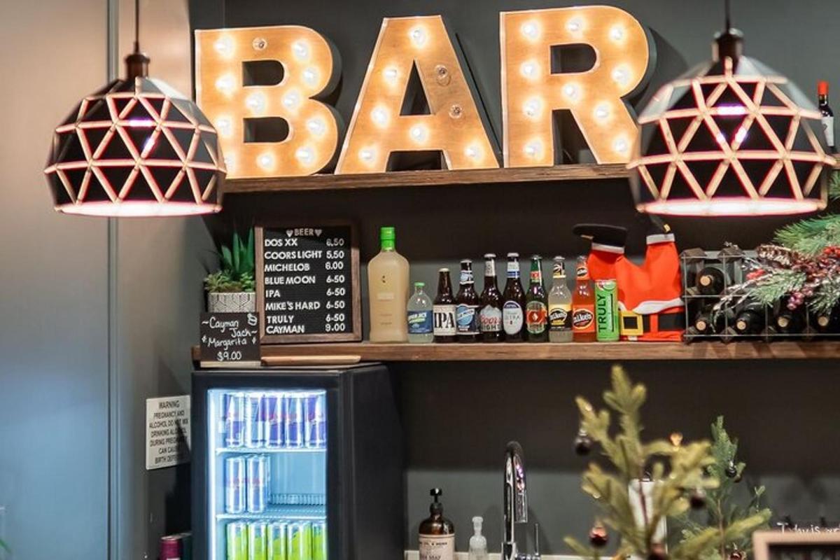 un bar cu o firmă de bar pe un raft
