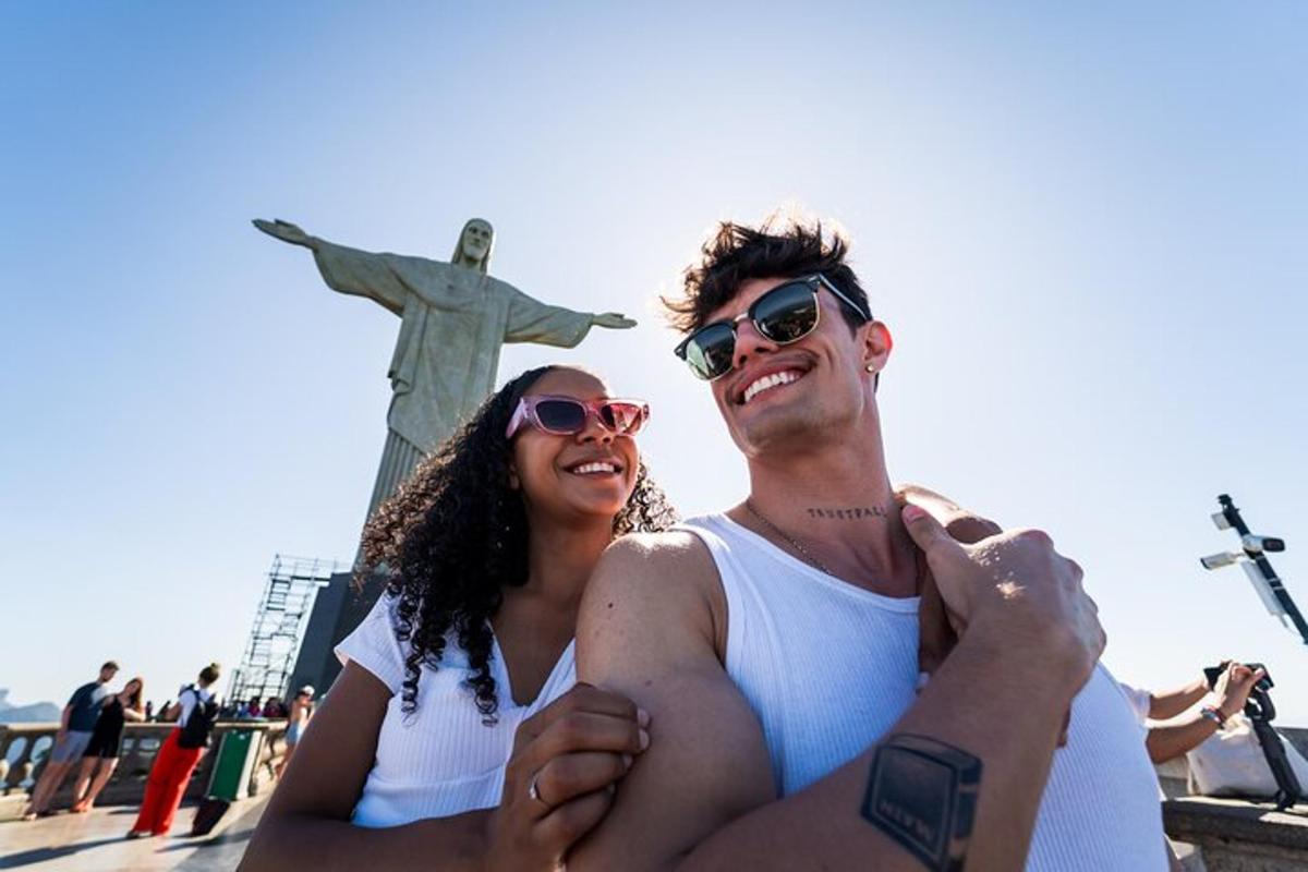 Un hombre y una mujer de pie frente a una estatua