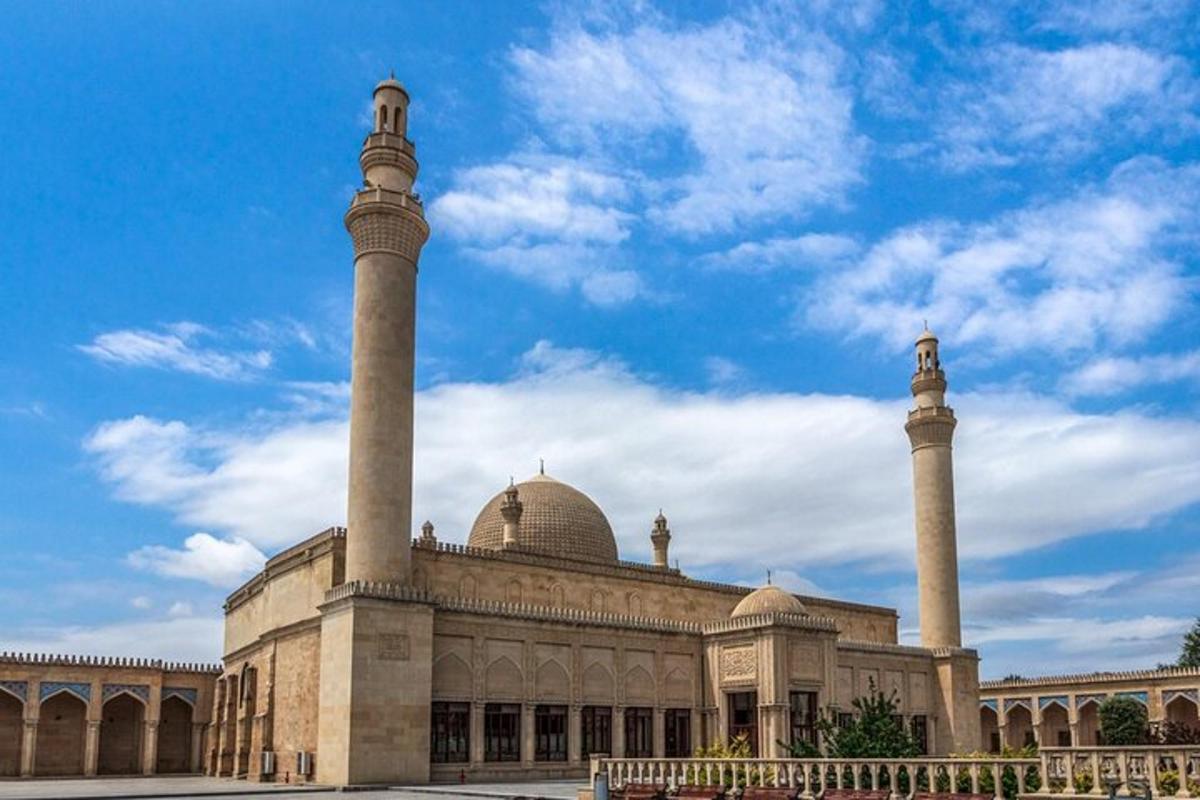 un grande edificio con due colonne e una cupola