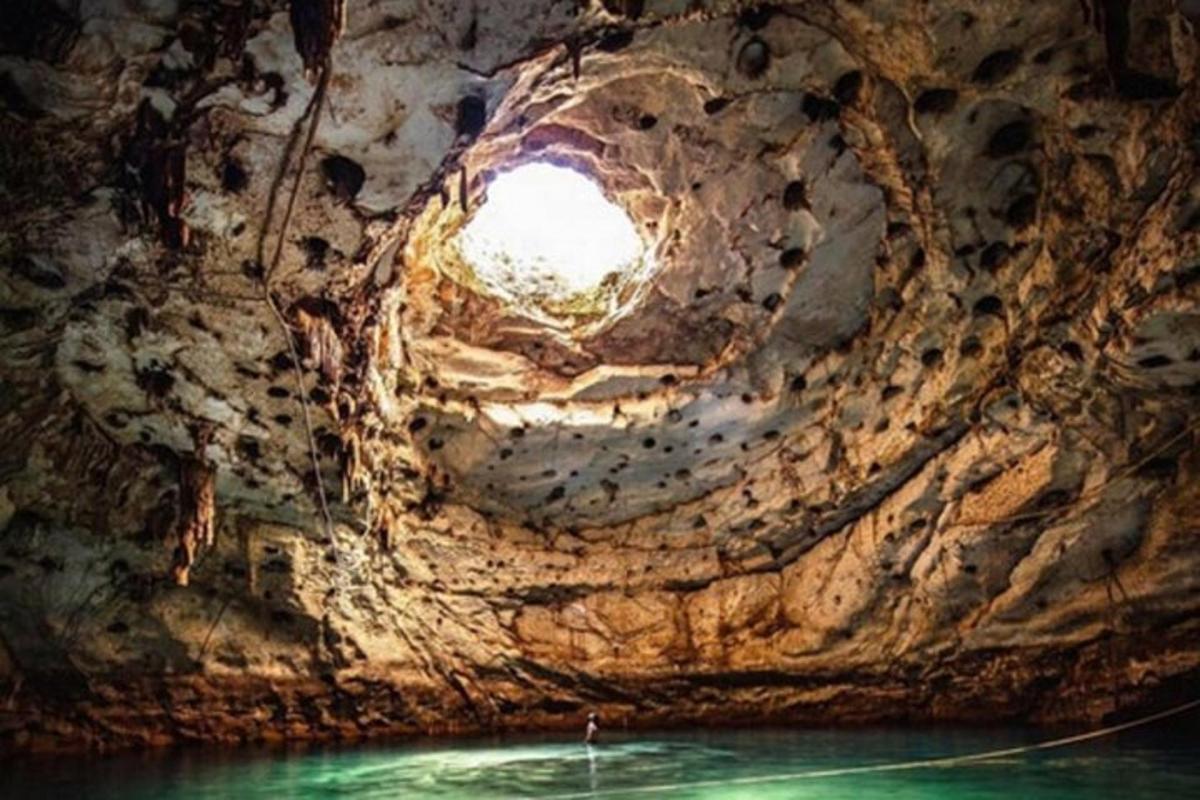 una cueva con una luz en medio del agua