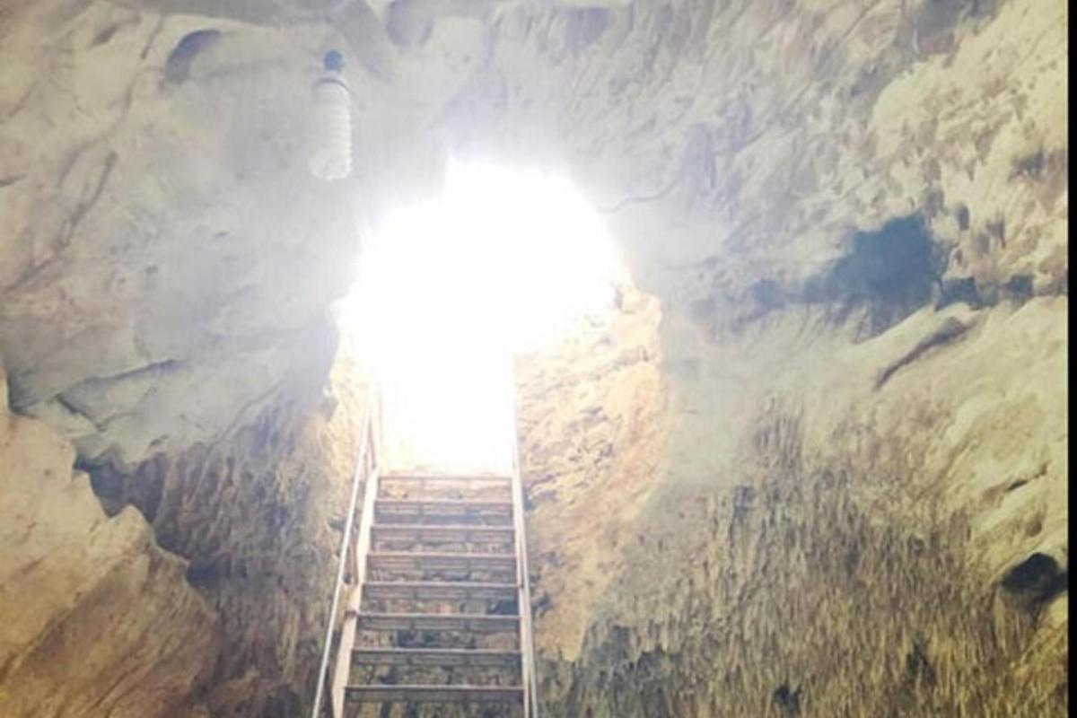 una escalera que conduce a una cueva en una montaña