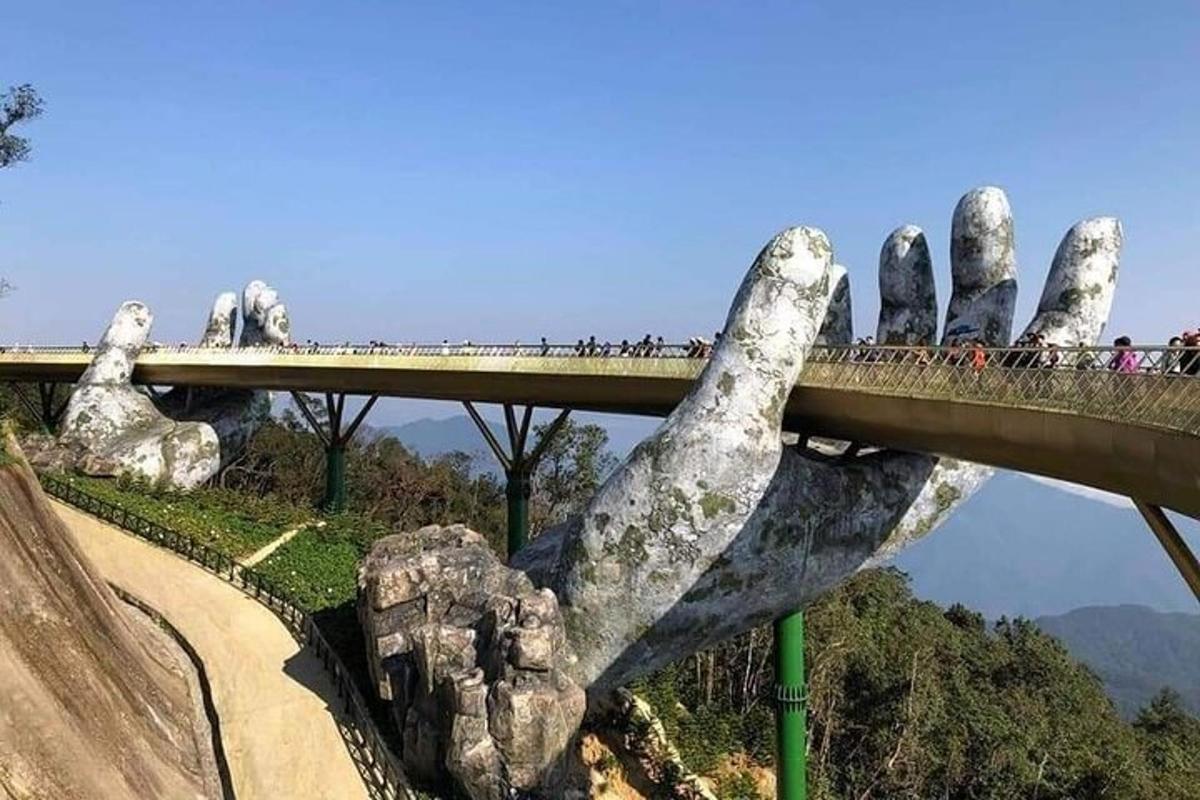Una gran estatua de una mano sosteniendo un puente