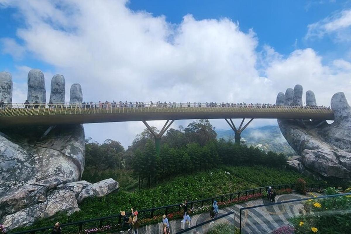 gente caminando por un puente frente a una montaña