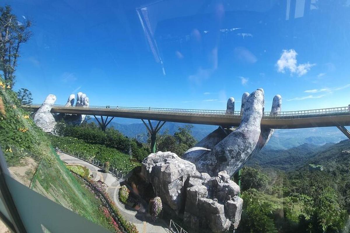 una vista de un puente sobre una montaña